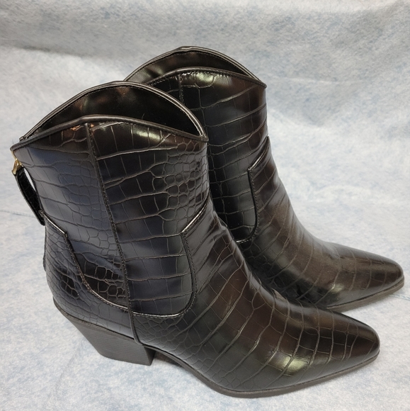 JustFab Shoes - NEW Faux Leather Bootie Size 9